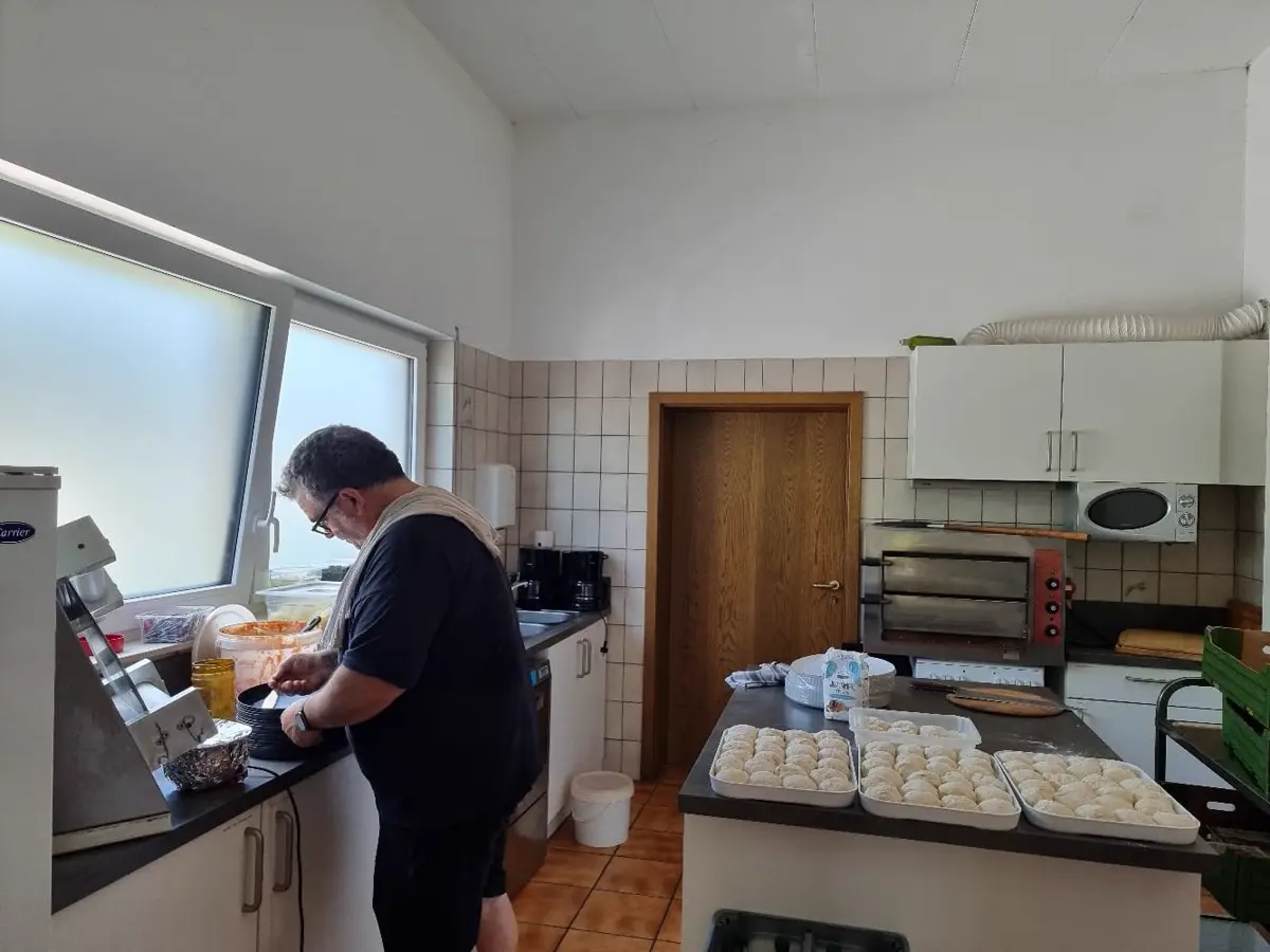 Vorbereitung in der Küche mit Ofen und Arbeitsfläche