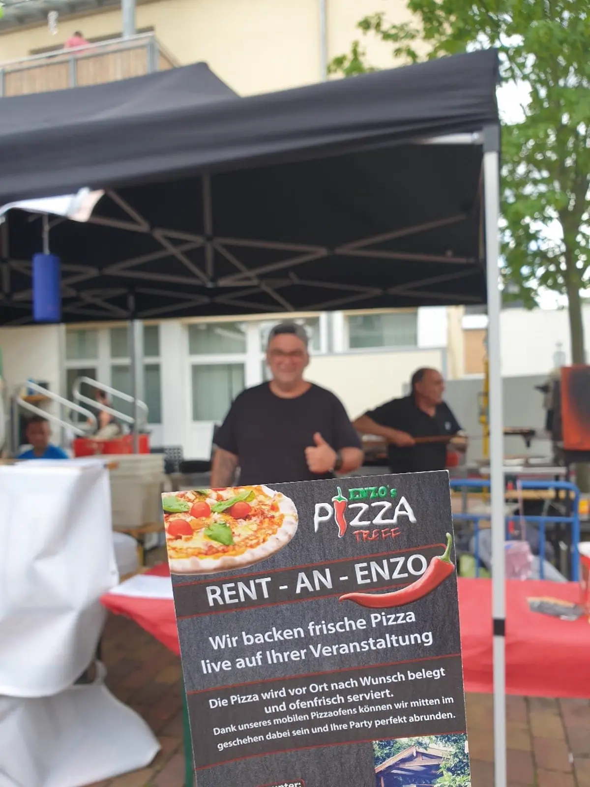 Enzo am Pizza-Anhänger mit Pizzaschieber