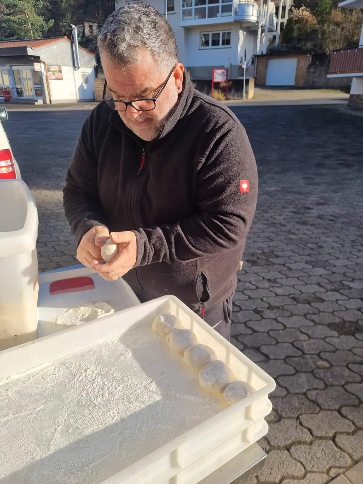 Enzo formt den Teig mit Mehl an der Arbeitsstation