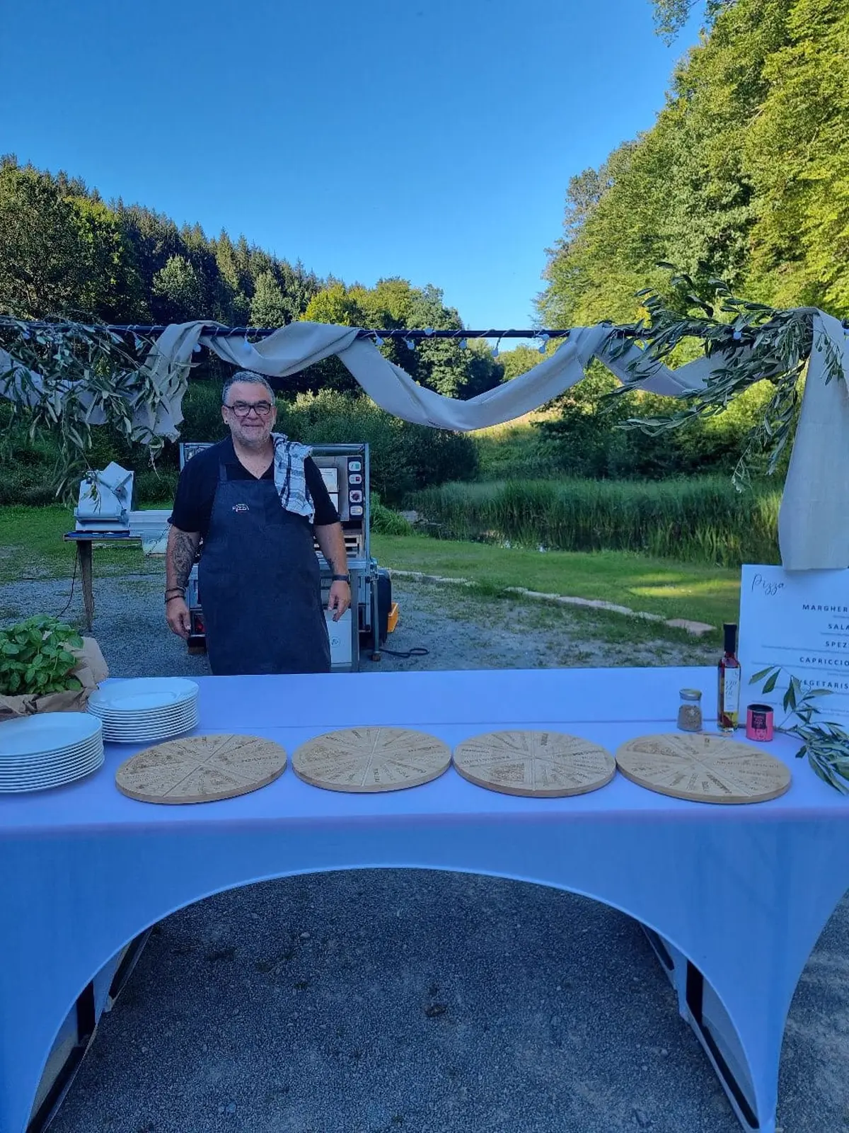 Enzo hinter einer angerichteten Servicestation im Freien