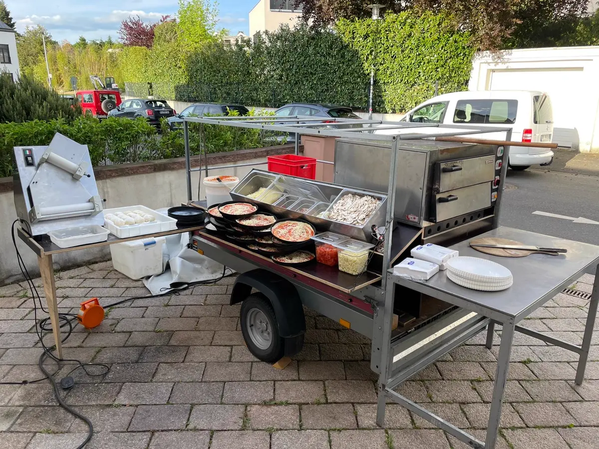 Pizza-Anhänger und Sitzbereich vor dem Eventstart