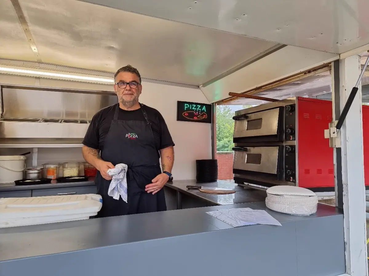 Enzo in der mobilen Küche am Pizza-Anhänger