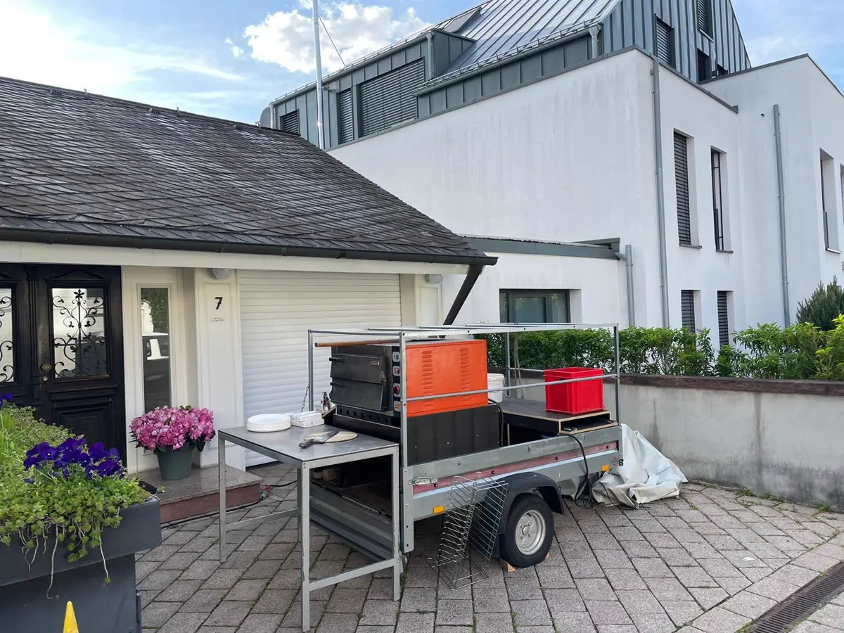 Pizza-Anhänger auf einem Hof vor dem Einsatz