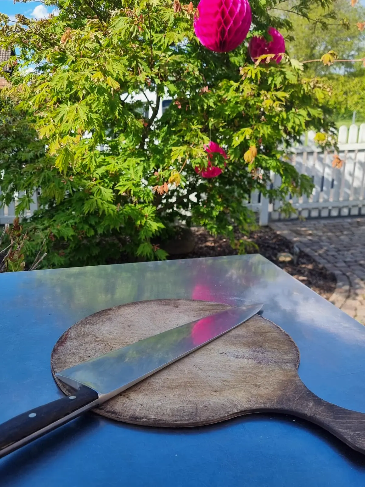 Pizzaschieber und Arbeitsfläche mit Dekoration