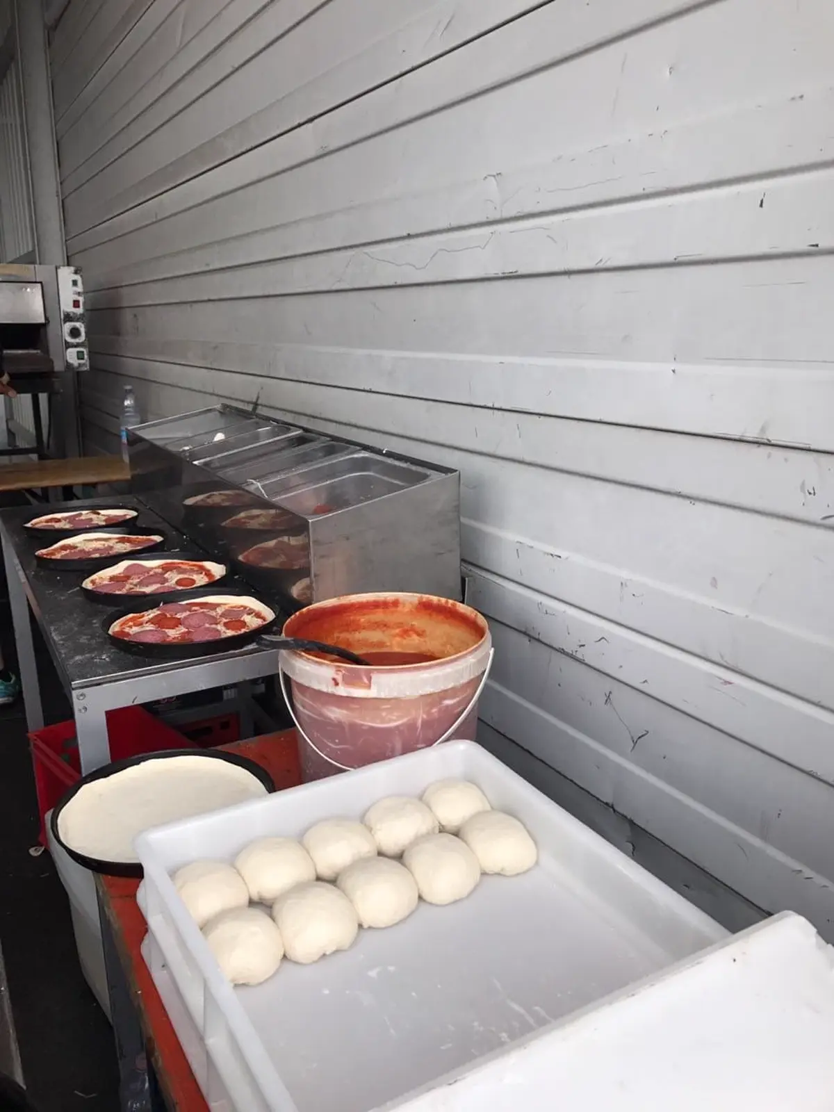 Zutatenstation mit Teiglingen in der mobilen Küche