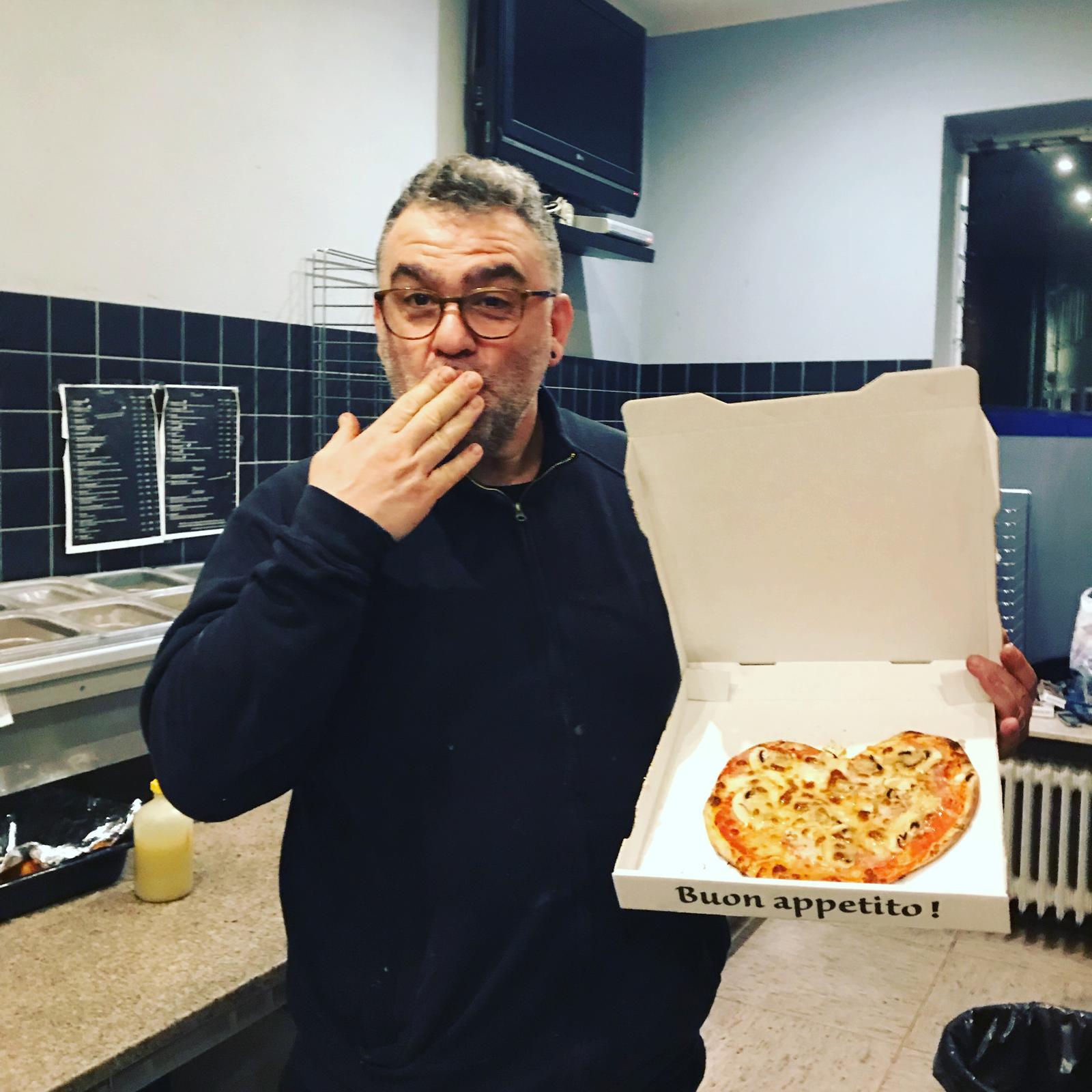 Enzo Riviello bei der Teigvorbereitung