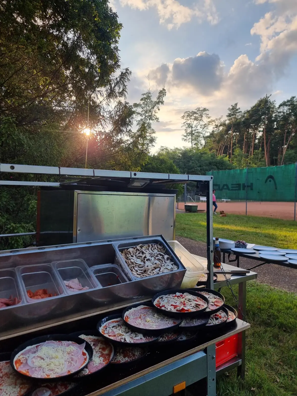 Pizza-Buffet mit Warmhaltebehältern im Freien