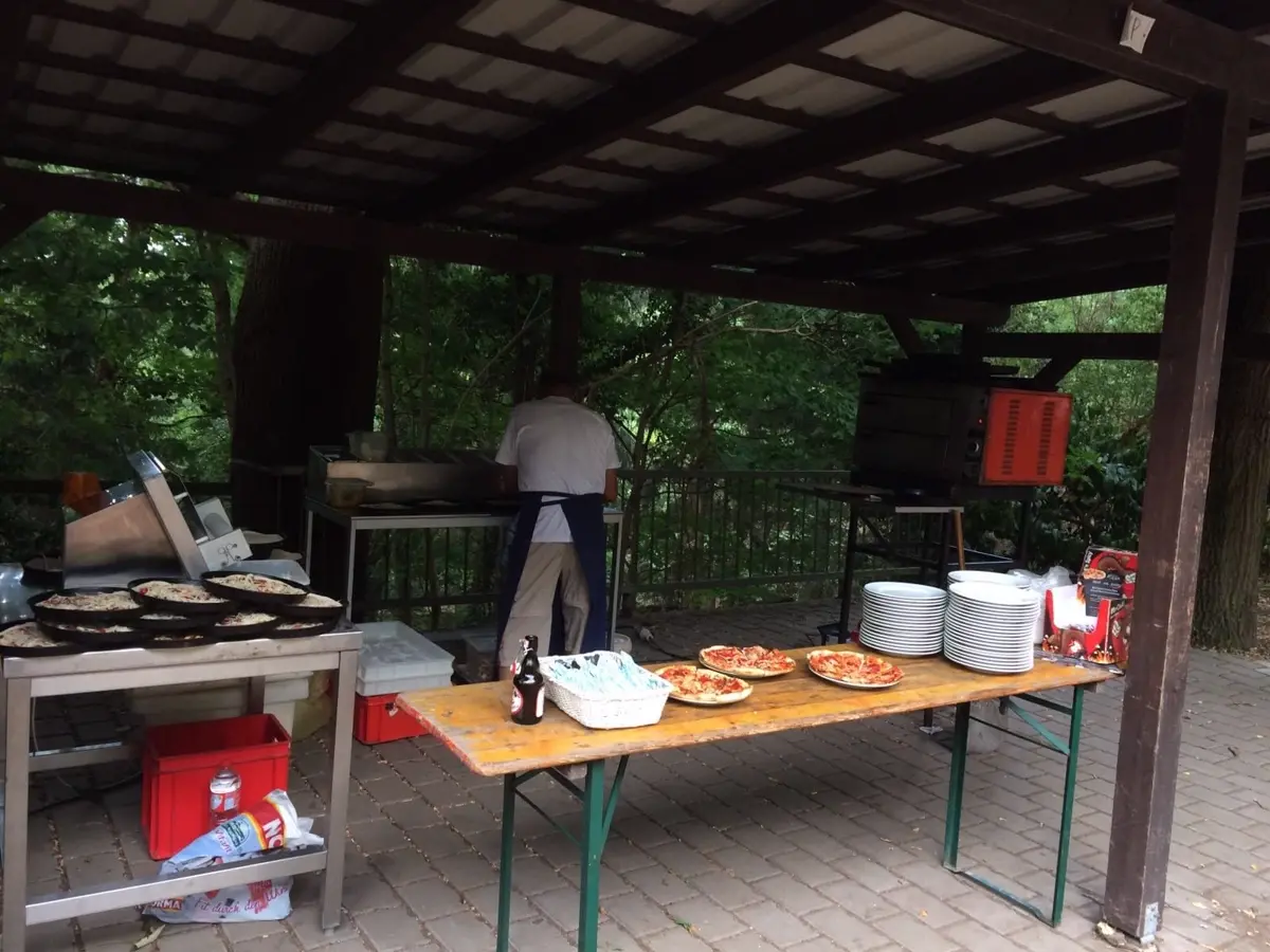 Vorbereiteter Pizza-Stand mit Zutaten und Arbeitsfläche