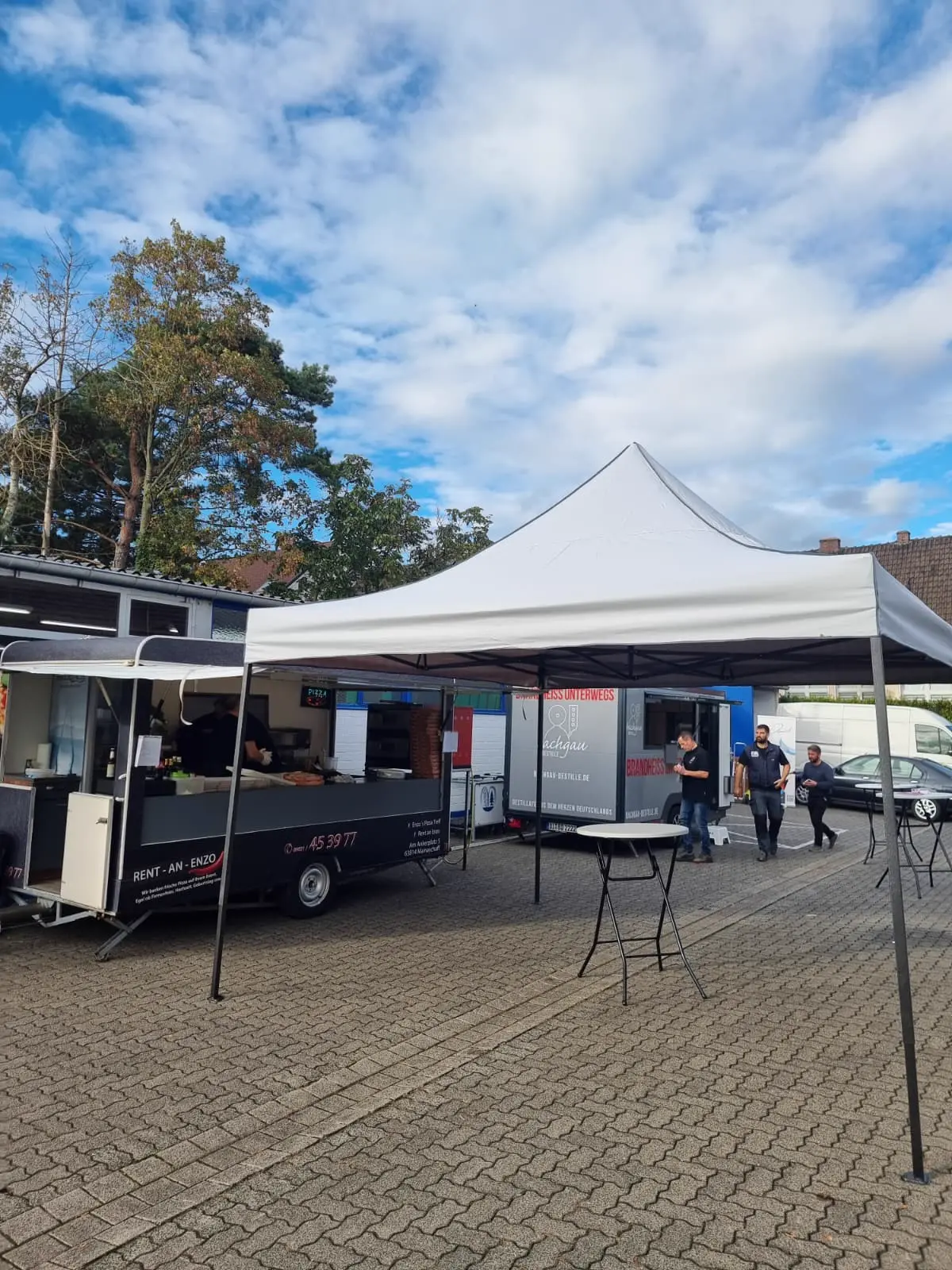 Pizza-Anhänger auf einem Hof mit Pavillon
