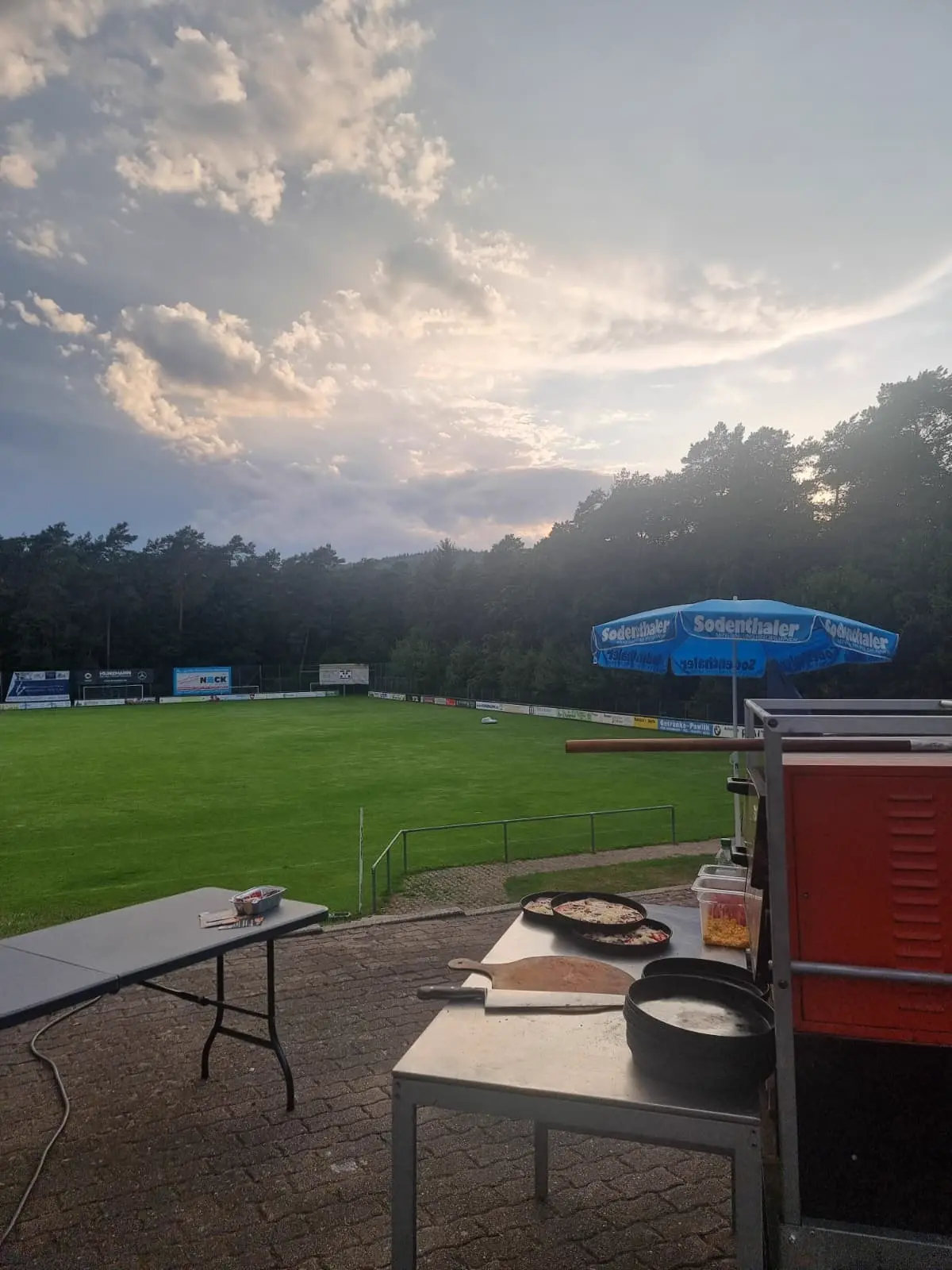Pizza-Station mit Aussicht bei Abendstimmung