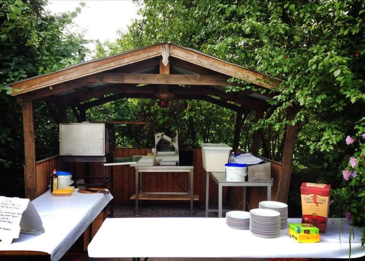 Dekorierter Pizza-Stand aus Holz bei einer Feier