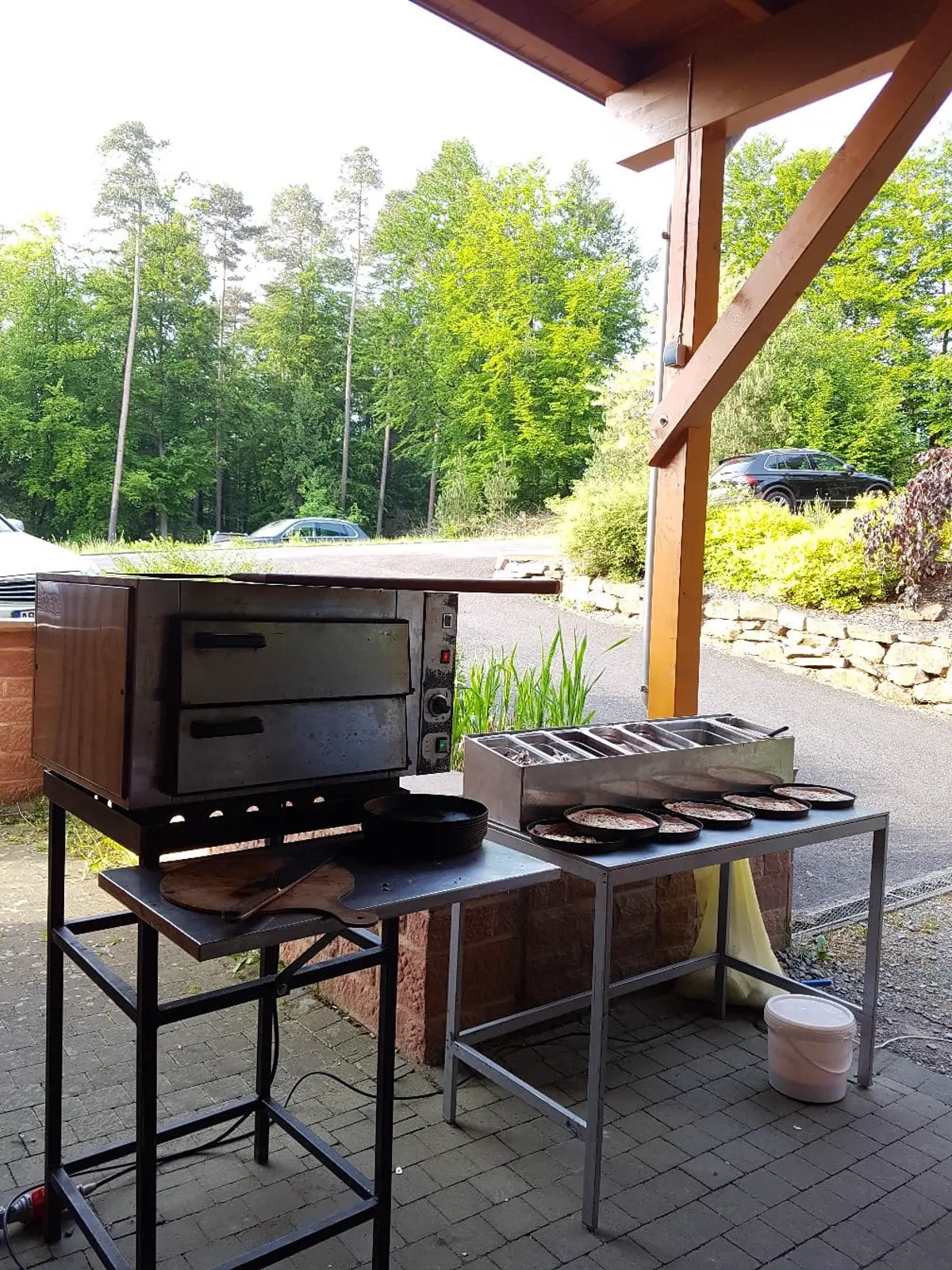 Pizza-Station unter einer Pergola im Garten