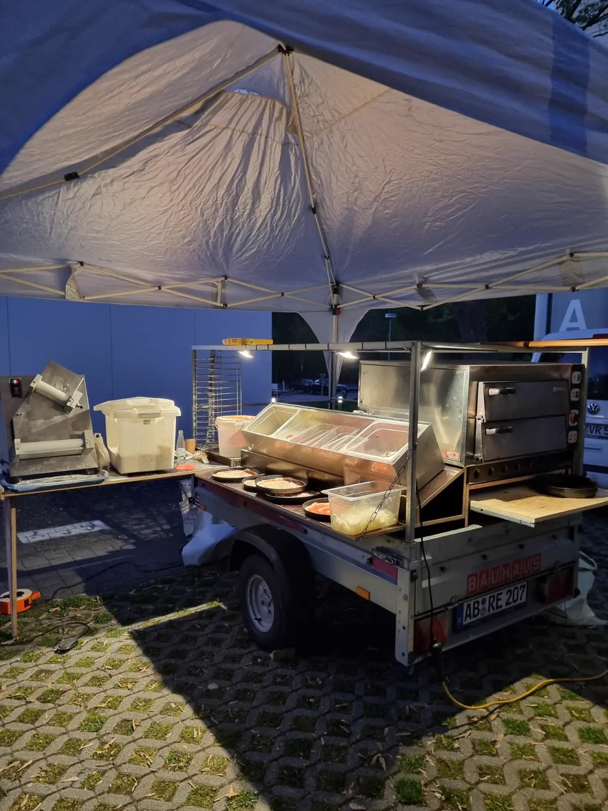 Gemütlicher Sitzbereich unter einem Zelt am Abend