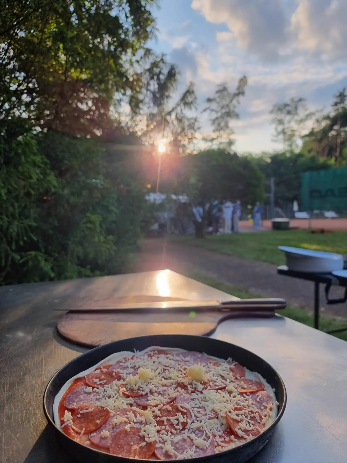 Pizza am Ofen bei Sonnenuntergang