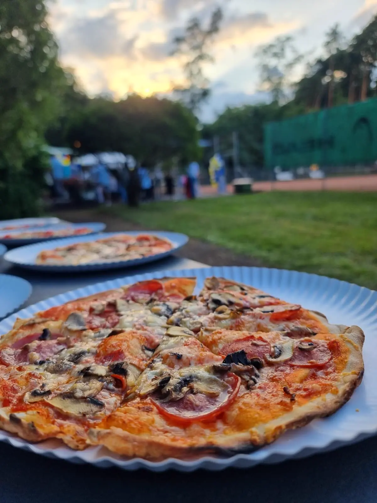 Pizza-Anhänger mit Aussicht auf eine Feierlocation