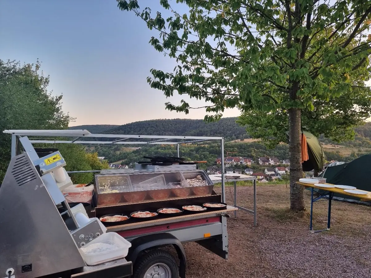 Catering-Station auf einem Hügel mit Blick ins Tal