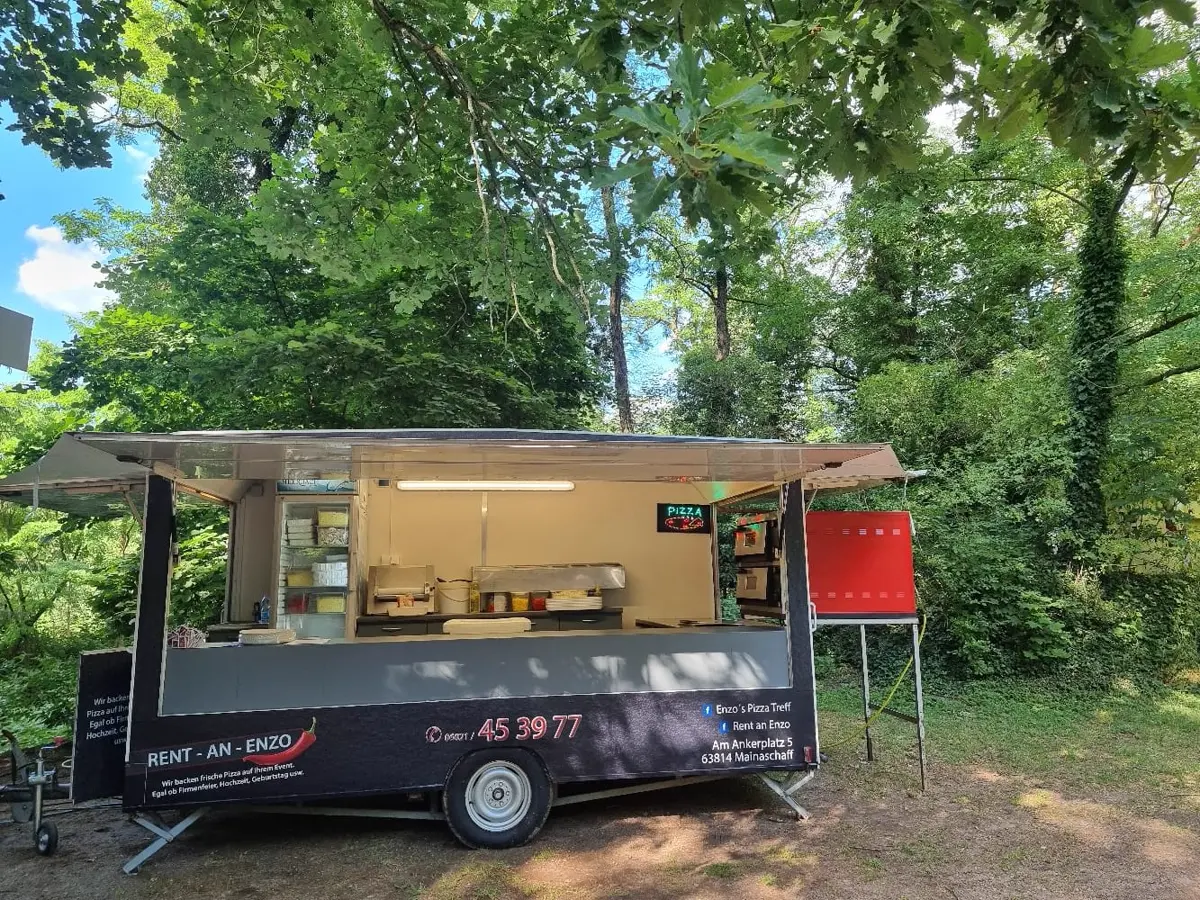 Pizza-Anhänger auf einem begrünten Eventgelände