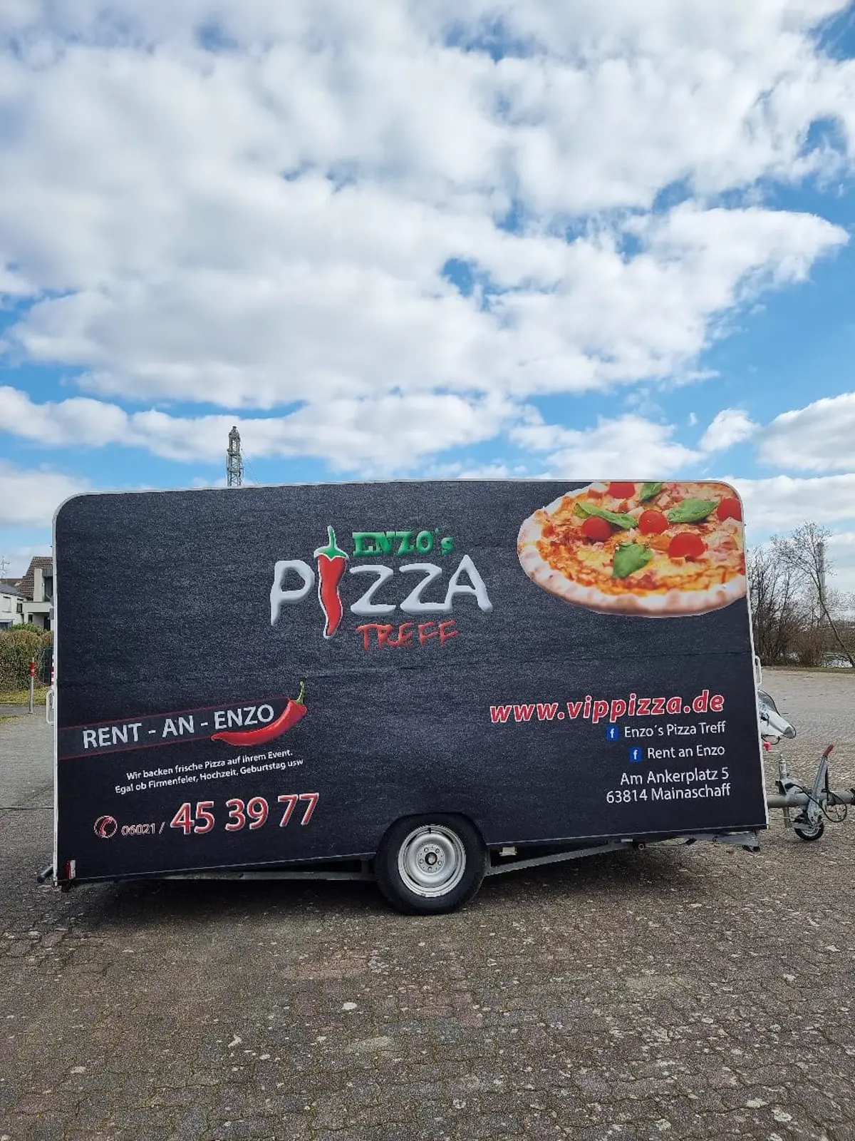 Enzos Pizza-Anhänger auf einem Eventgelände
