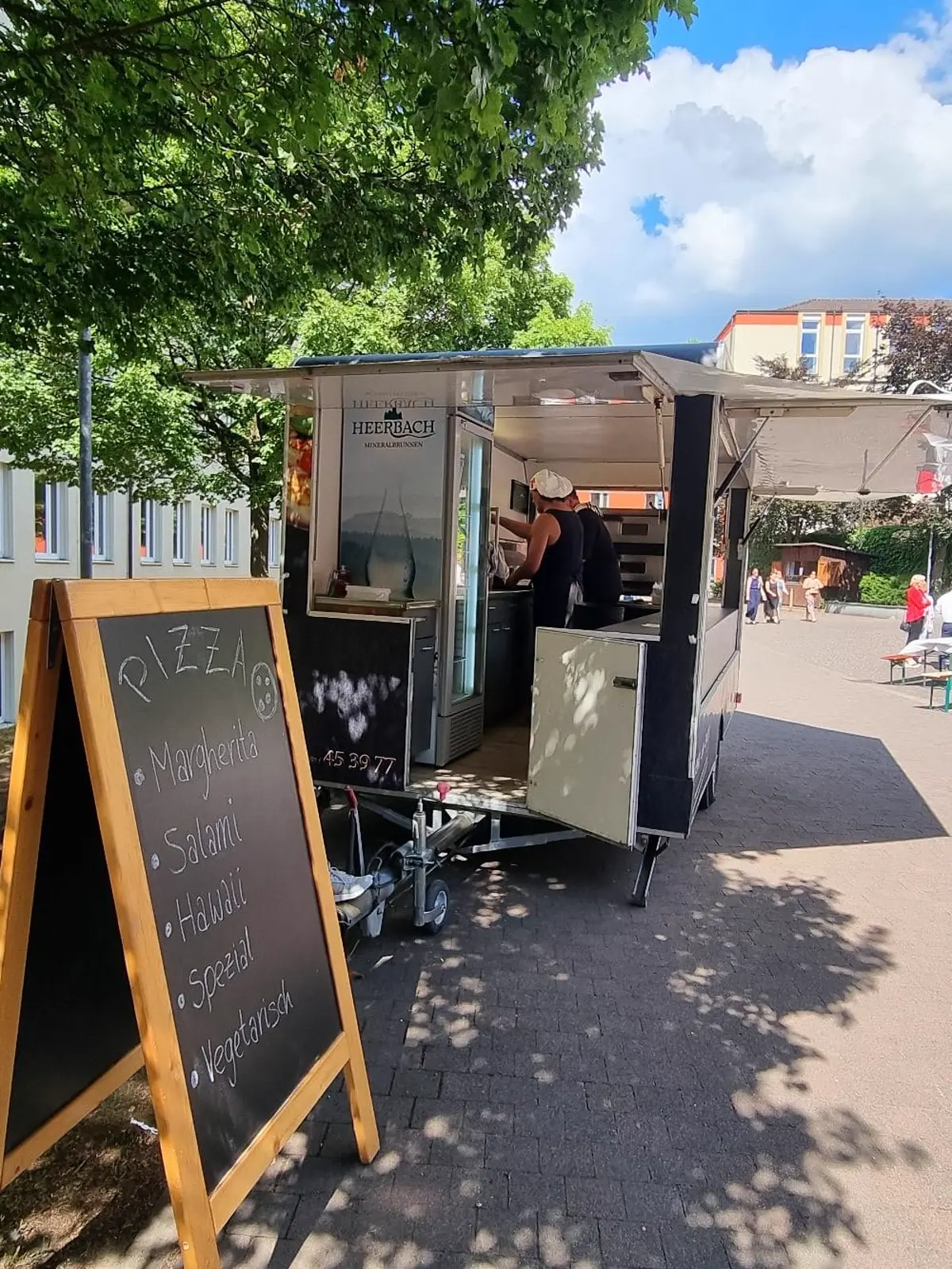 Gäste genießen die lockere Atmosphäre beim Pizza Catering