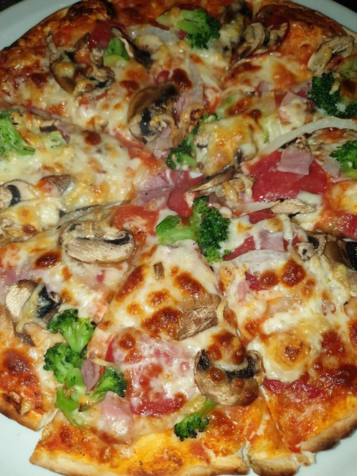 Frisch gebackene Gemüse-Pizza im Detail