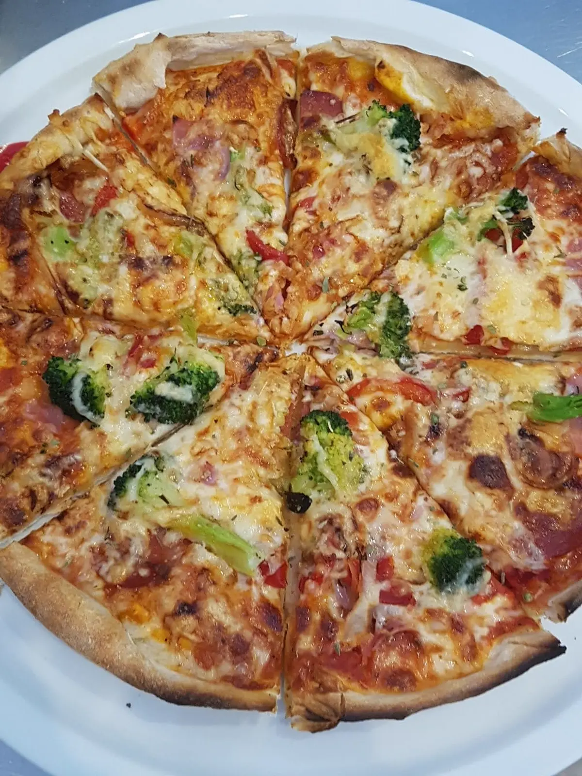 Pizza backt bei hoher Hitze im Ofen