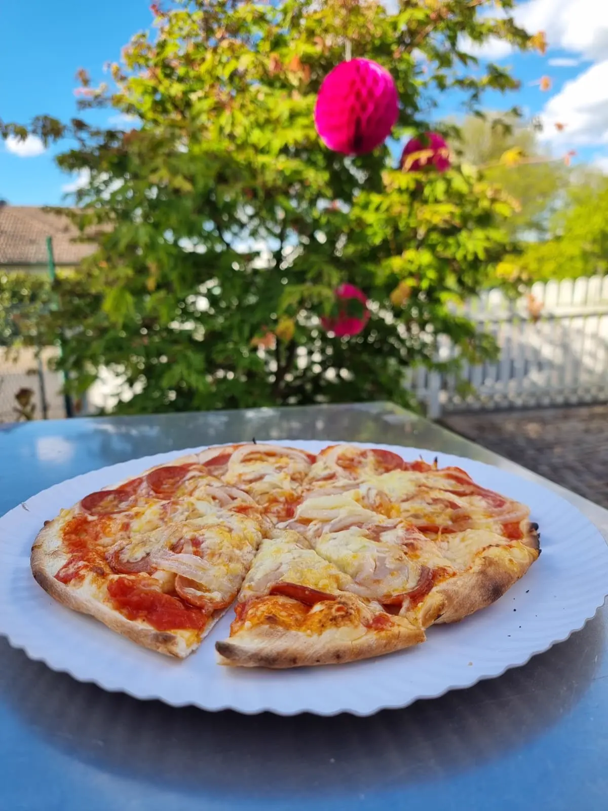 Pizza Margherita auf einem Tisch im Freien