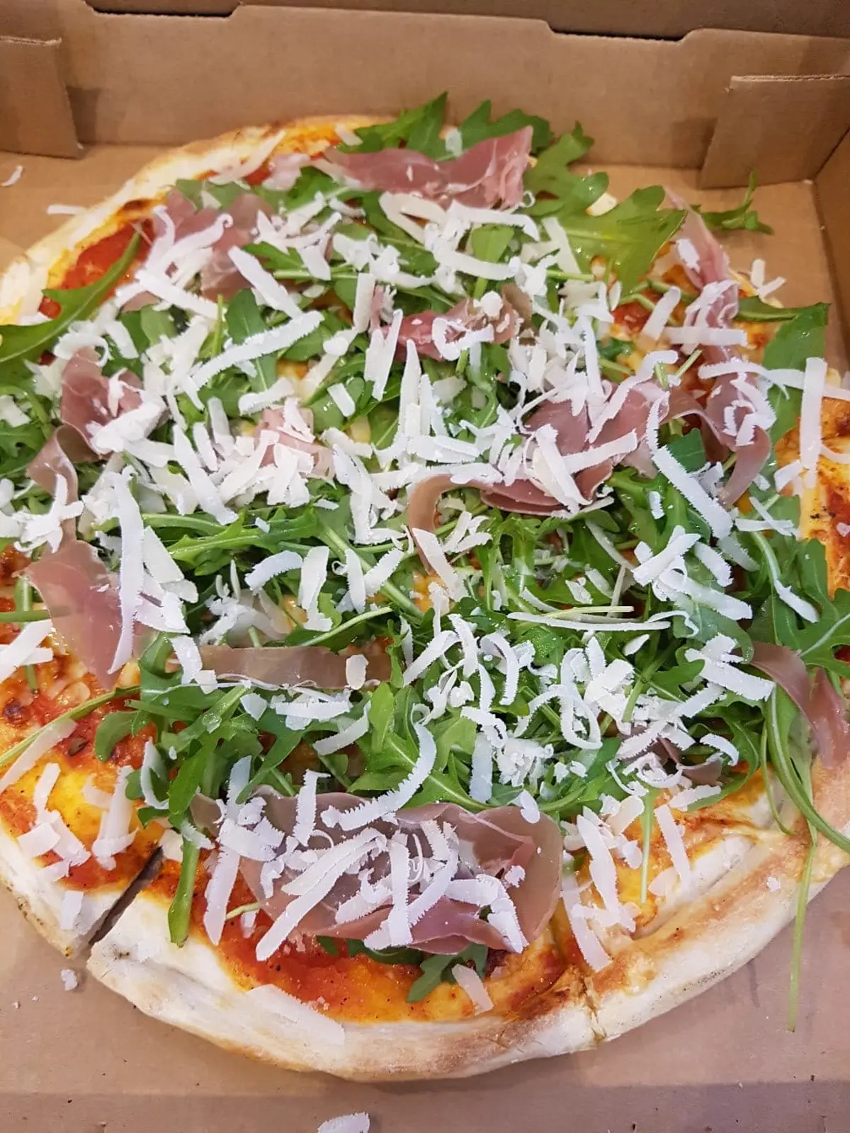 Frisch gebackene Pizza mit Rucola