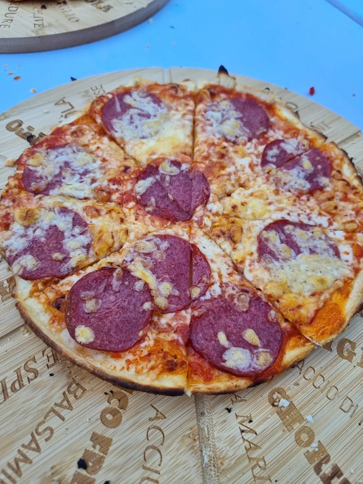 Salami-Pizza auf einem Papierliner