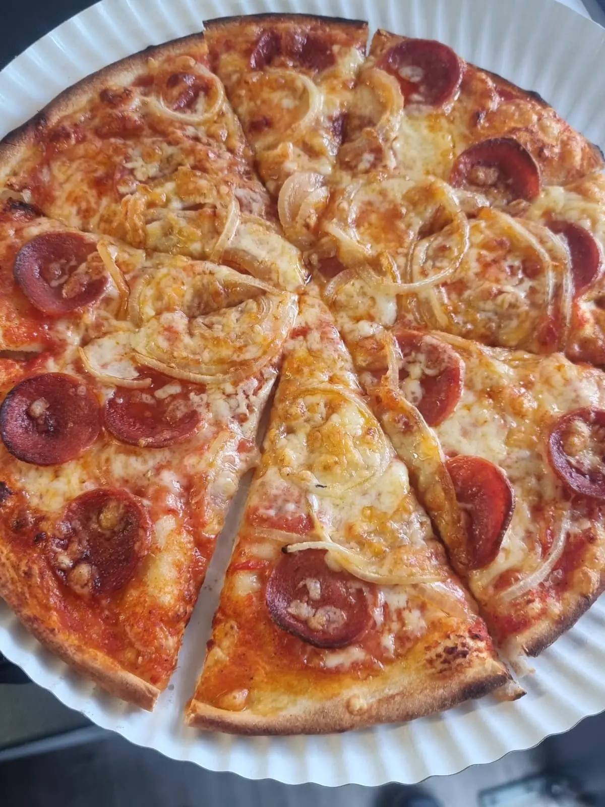 Goldbraun gebackene Pizza mit geschmolzenem Käse