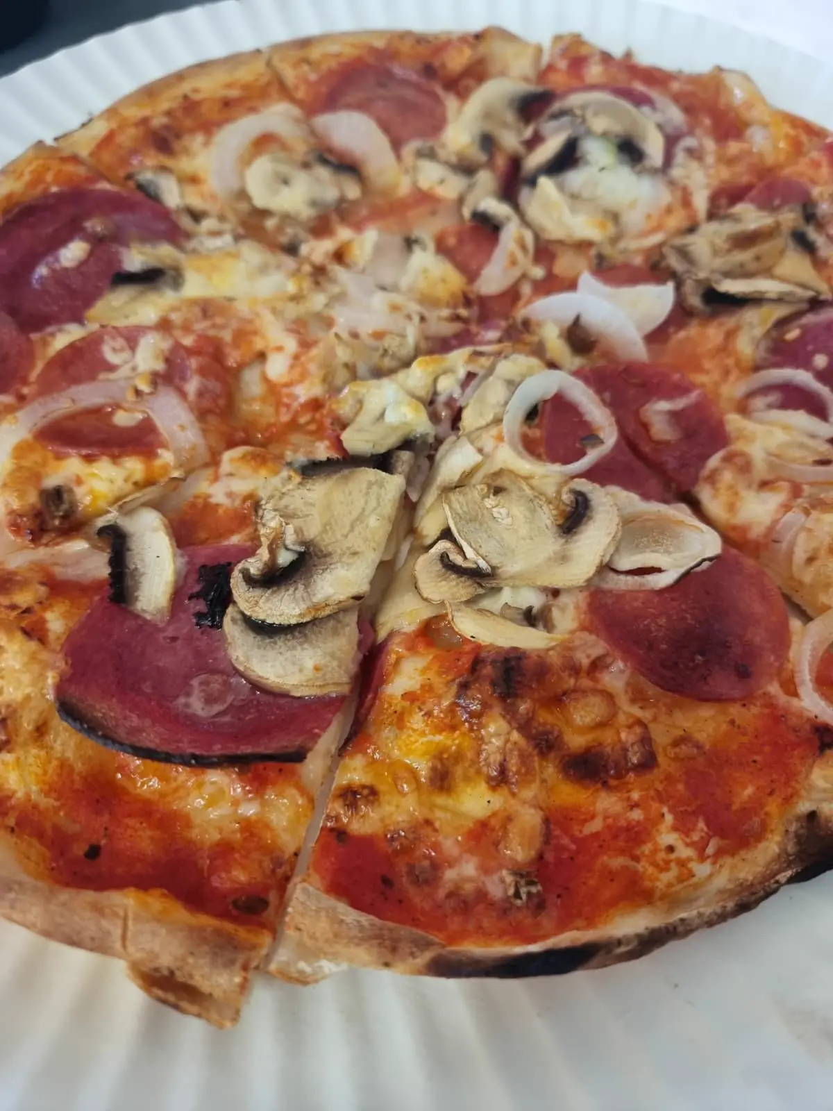 Herzhaft belegte Pizza mit Champignons und Oliven