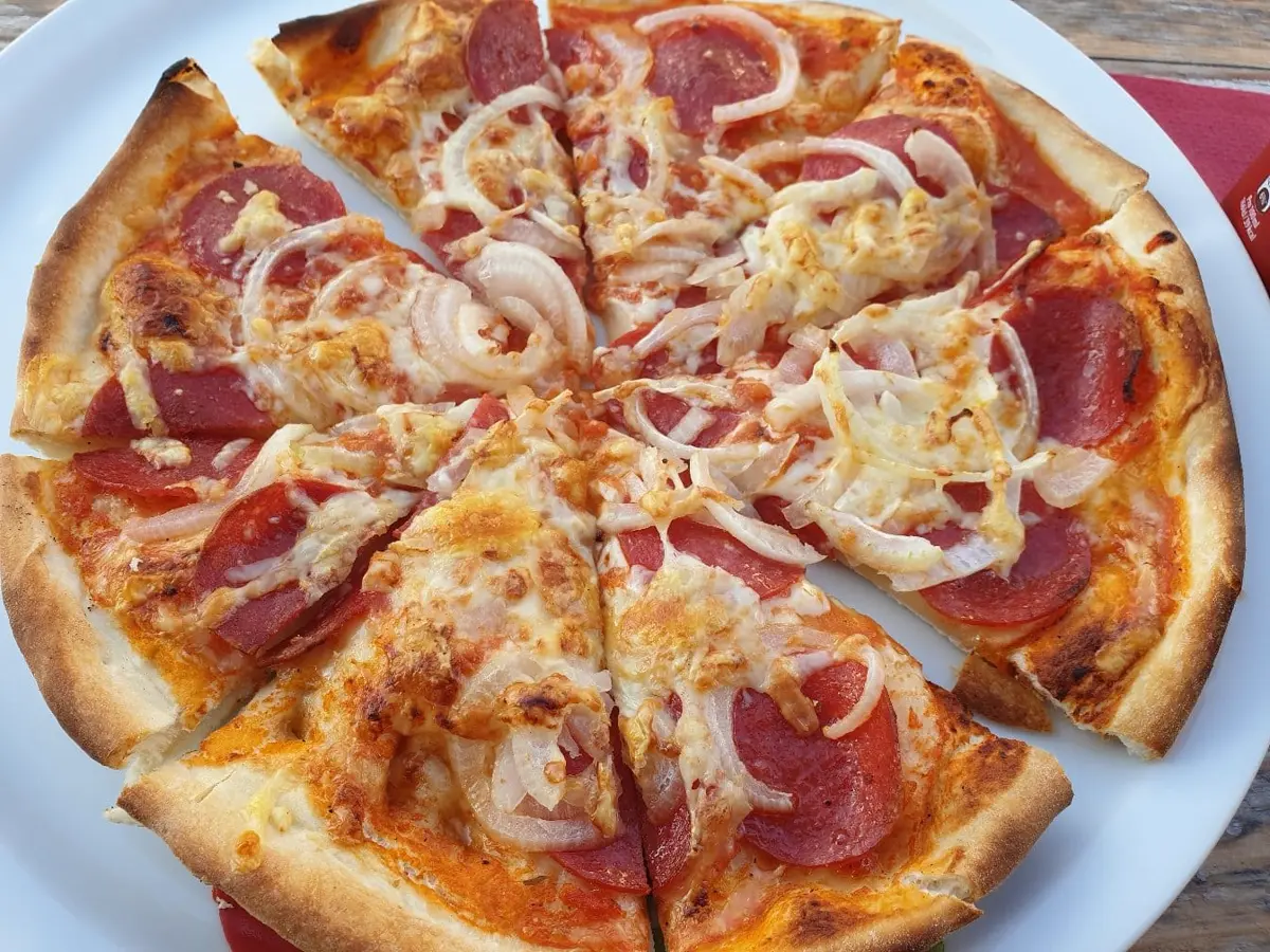 Kräftig belegte Pizza mit Käse und würzigen Zutaten