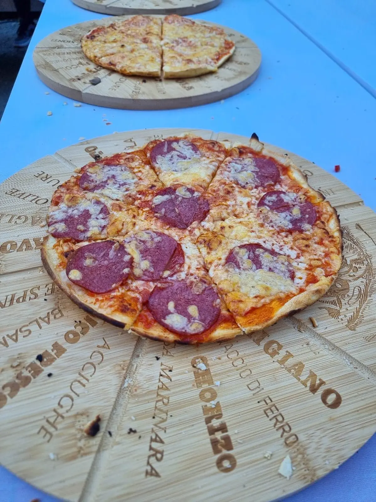 Salami-Pizza auf einem Tisch im Freien