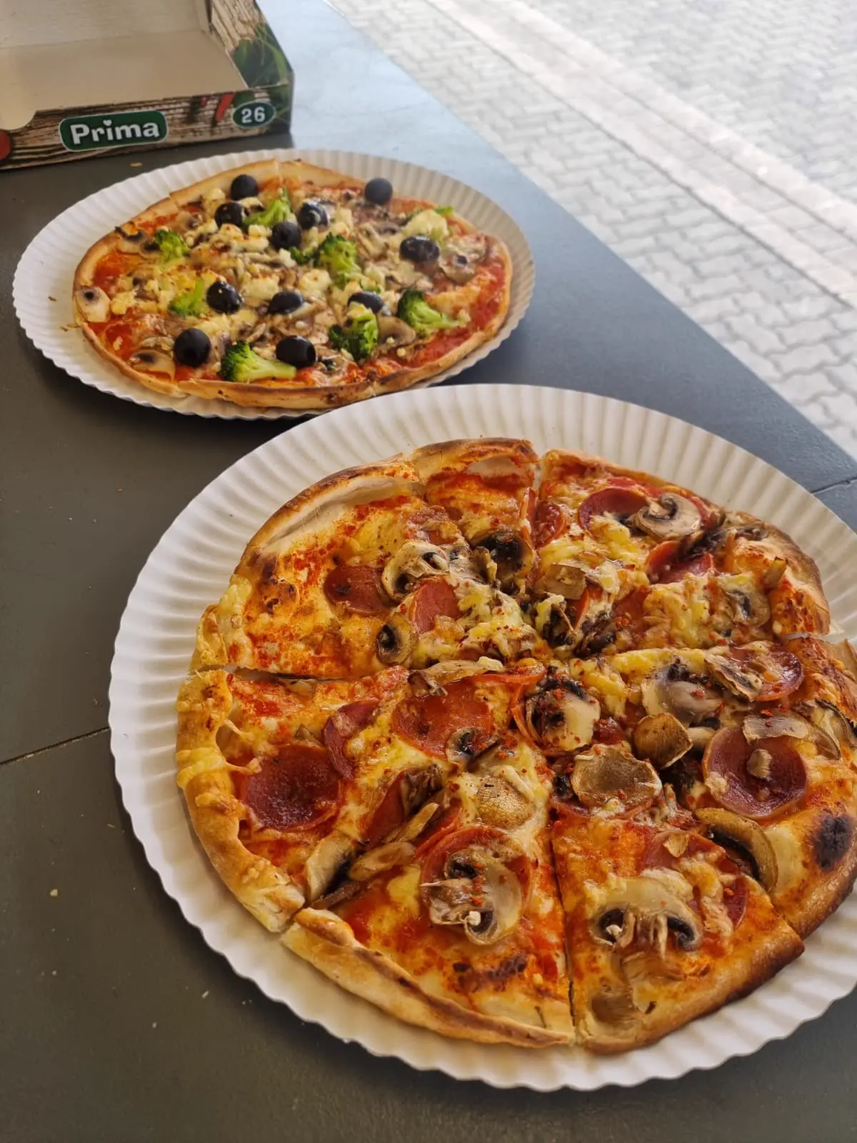 Würzig belegte Pizza auf einem Teller