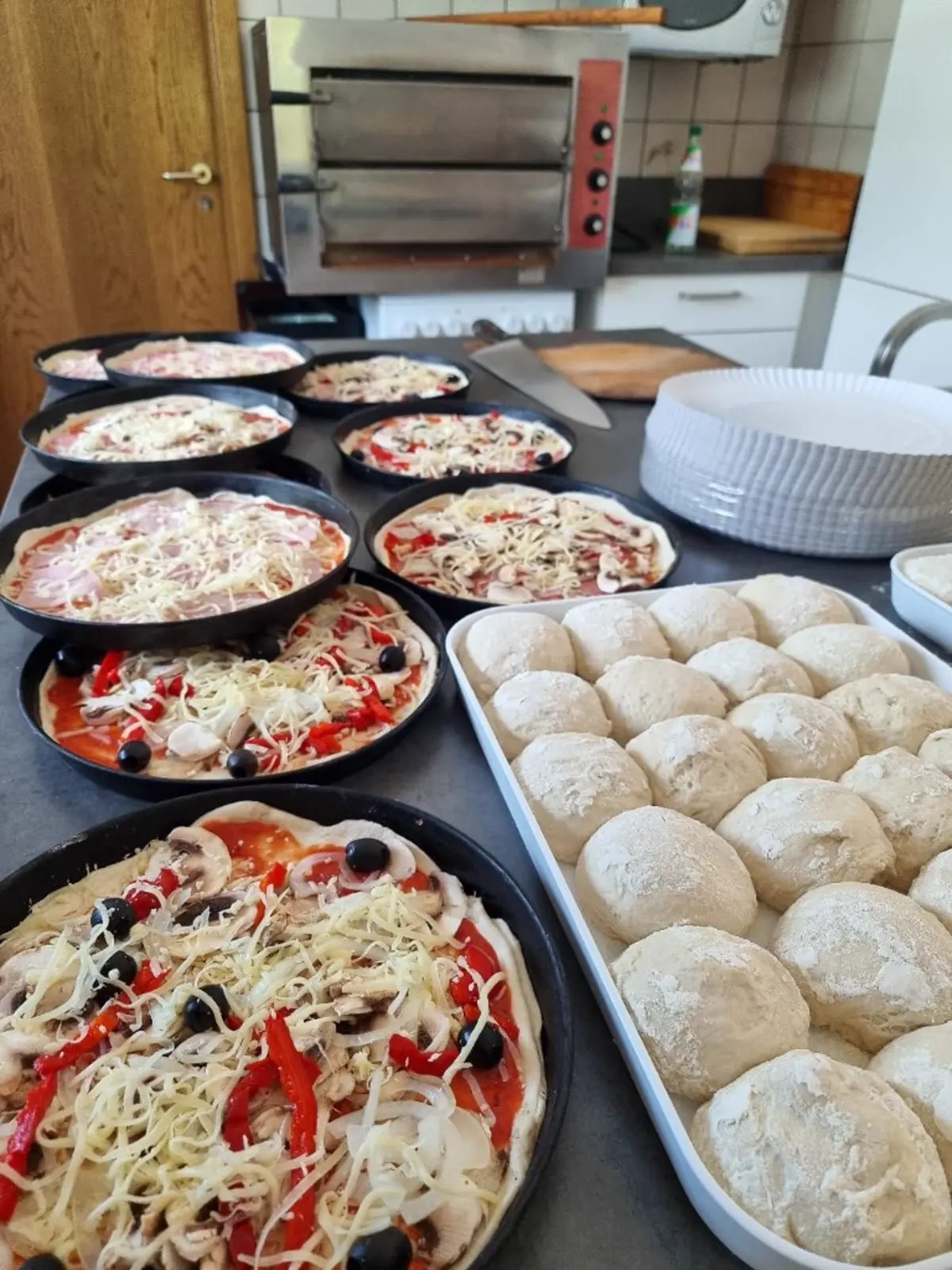 Frische Pizzavorbereitung direkt am Ofen