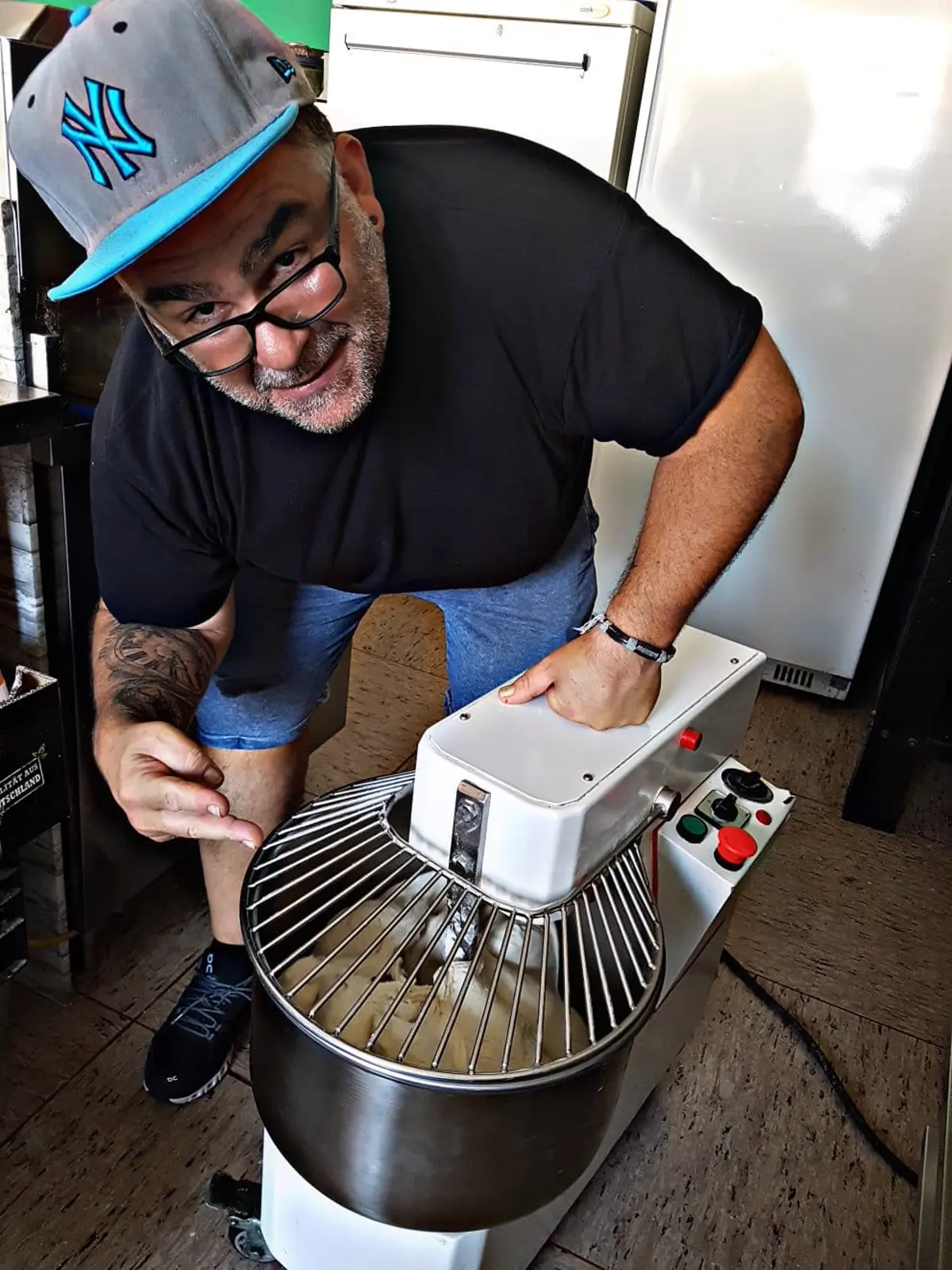 Enzo beim Anrühren des Pizzateigs